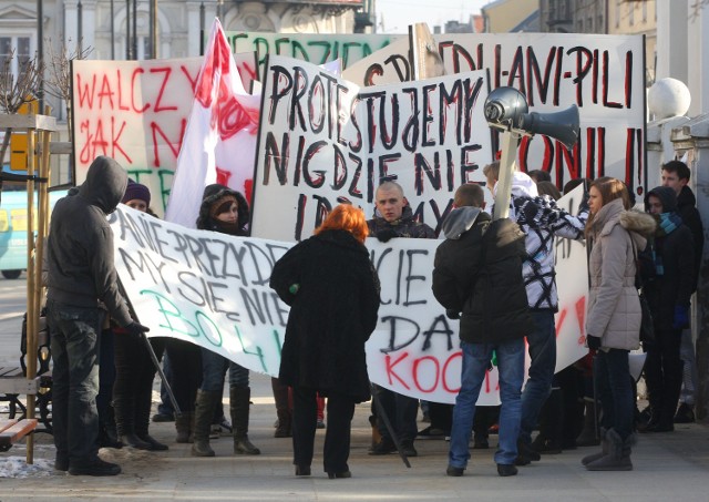 Uczniowie z IL LO protestowali, bo nie chcieli zmiany siedziby