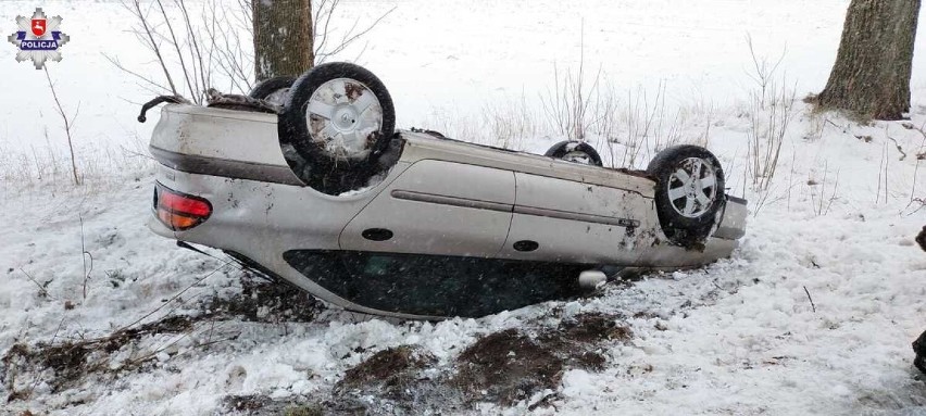 Powiat rycki. Dwa auta w rowie. Kierowców zaskoczyły warunki na drodze?