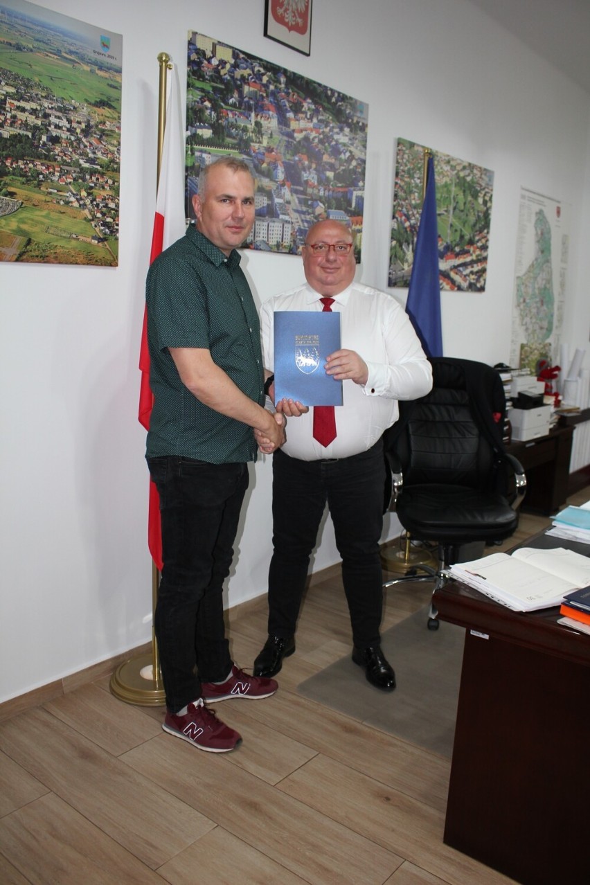Burmistrz Dariusz Latarowski podpisał z wykonawcami umowy na...