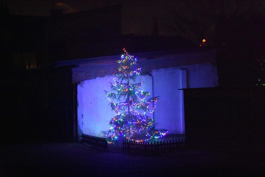 Świąteczna iluminacja domów, okien, balkonów w blokach w Myszkowie ZDJĘCIA