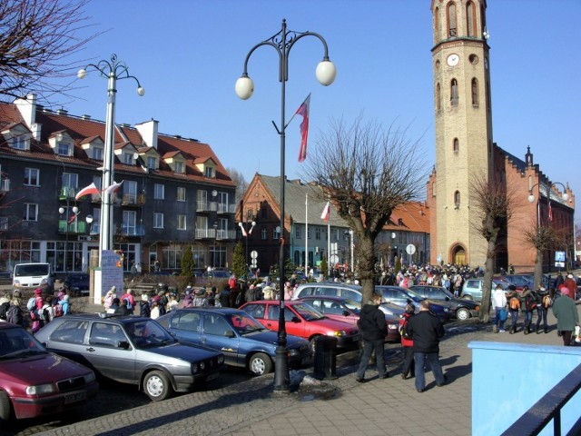 Mieszkańcy tłumnie przybyli złożyć kwiaty pod obelisk na rynku miasta.