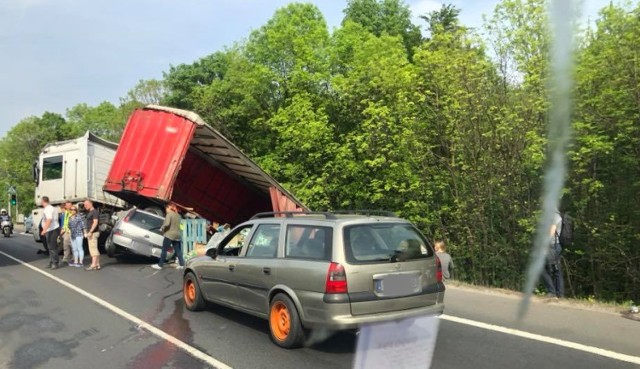 Śmiertelny wypadek na DK86: nie żyje kierowca ciężarówki