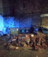 Katastrofa budowlana w Warszawie. Na ul. Bednarskiej runął mur zabytkowej kamienicy. Uszkodził samochody i kontenery
