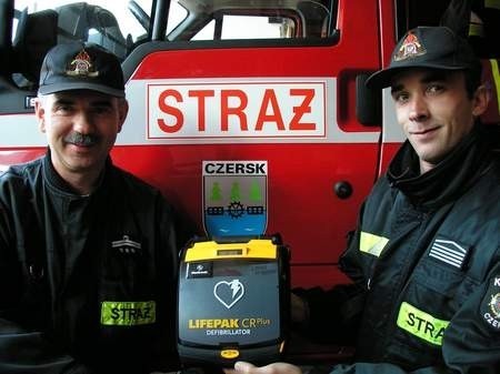 Na zdjęciu z defibrylatorem Andrzej Kuchenbecker (z lewej), naczelnik OSP w Czersku oraz Sebastian Skonieczny, dowódca sekcji. Fot. Maria Sowisło