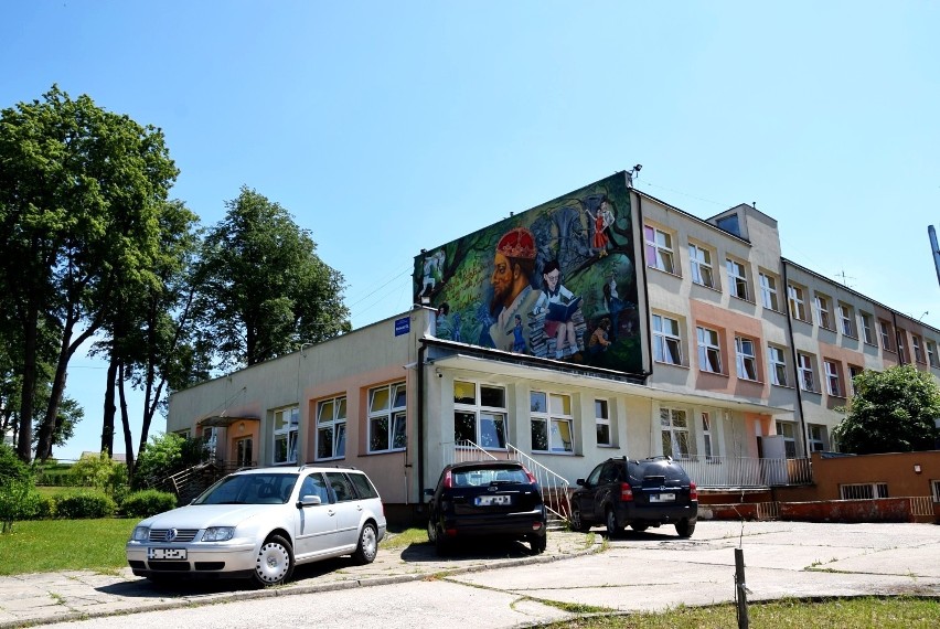 Mural na budynku Szkoły Podstawowej im. Króla Zygmunta...