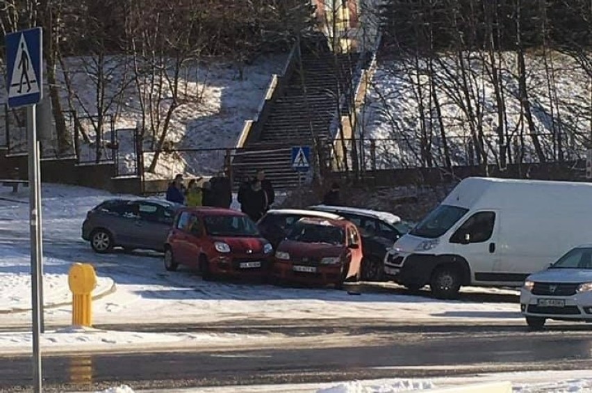 Gdynia: Karambol ośmiu aut. 05.03.2021. Policja wystawia mandaty i kieruje wnioski do sądu. Uważajcie, na drogach znowu jest ślisko!