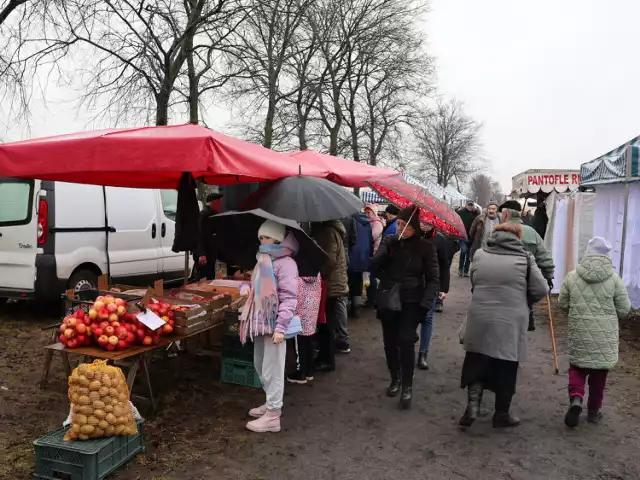 To targ w powiecie radziejowskim, gdzie można nabyć świeże produkty rolne, ale także rękodzieła i produkty regionalne.