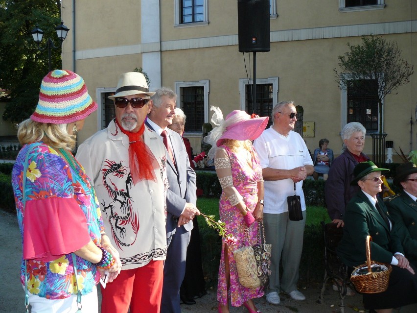 Krotoszyn - Seniorzy podczas happeningu na Małym Rynku