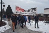 Mieszkańcy Palowic mówią "nie" kolei do CPK. Sto osób wyrażało sprzeciw wobec inwestycji. Manifestowano przy zabytkowym kościółku