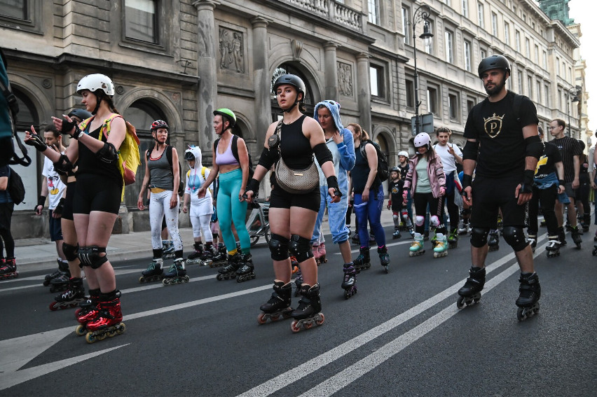 Nightskating Warszawa 2023. Setki rolkarzy przebranych za postaci z bajek przejechało nocą przez stolicę