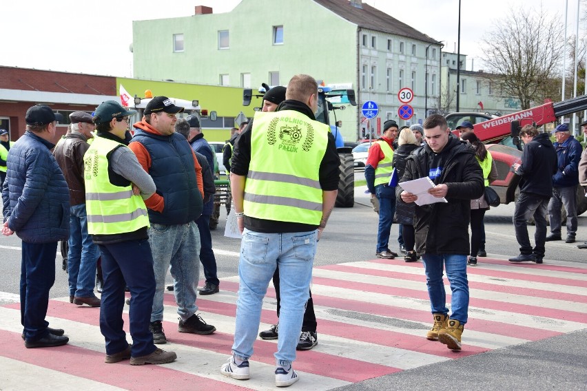 Protest rolników przed urzędem w Żninie. W środę, 20 marca...