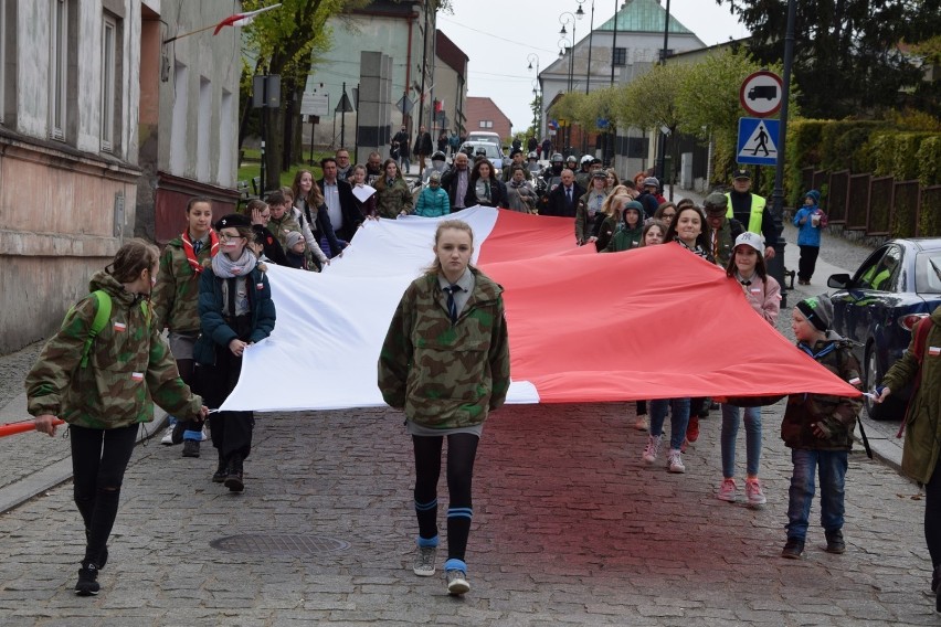 Dzień Flagi Rzeczypospolitej w Sieradzu. 2 maja przemarsz z flagą i festyn rodzinny. Zaprasza Hufiec ZHP i miasto