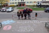 Akcja kreda. Uczniowie z Bydgoszczy popierają strajkujących nauczycieli i o tym... piszą! [zdjęcia]
