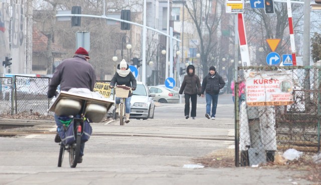 Władze samorządowe miasta deklarują, że zależy im na otwarciu przejazdu na ulicy Kaliskiej. Na razie jednak z tego przejścia przez tory kolejowe korzystają tylko piesi i rowerzyści