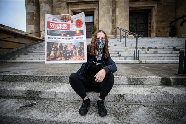 Klaudia Bartuś na schodach katedry z Dziennikiem Zachodni. Na tej okładce jest jej zdjęcie

Zobacz kolejne zdjęcia. Przesuwaj zdjęcia w prawo - naciśnij strzałkę lub przycisk NASTĘPNE