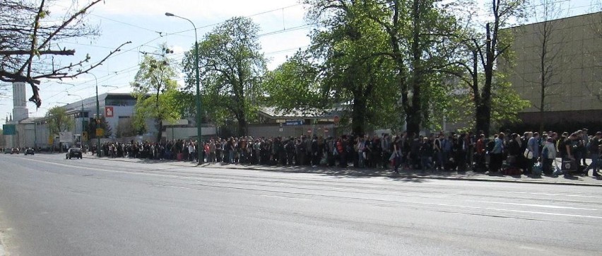 Kolejka gigant przed targowymi kasami