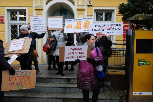 Pikieta urzędników i pracowników podległych starostwu jednostek odbyła się 16 lutego.