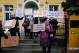 Urzędnicy wyszli na ulicę w Żarach. Przed starostwem i urzędem miejskim zorganizowali pikietę