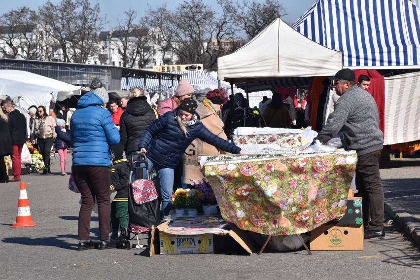 Targowisko przy ul. 3 maja w Kaliszu. Kaliszanie ruszyli na wiosenne zakupy. ZDJĘCIA