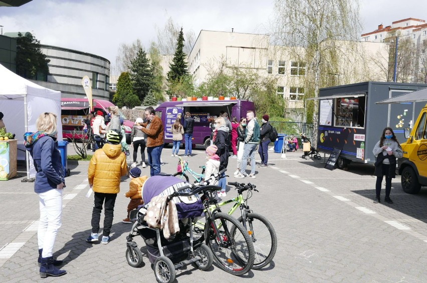 Gocław tętni życiem. Trwa zlot foodtrucków oraz Targ Smaków i Rękodzieła