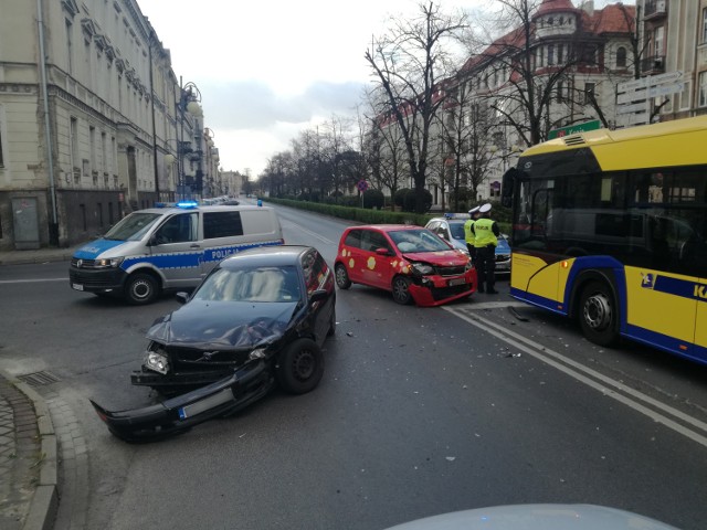 Wypadek w Kaliszu. Zderzenie aut na skrzyżowaniu ulicy Bankowej z aleją Wolności