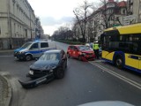 Wypadek w Kaliszu. Zderzenie aut na skrzyżowaniu ulicy Bankowej z aleją Wolności. ZDJĘCIA