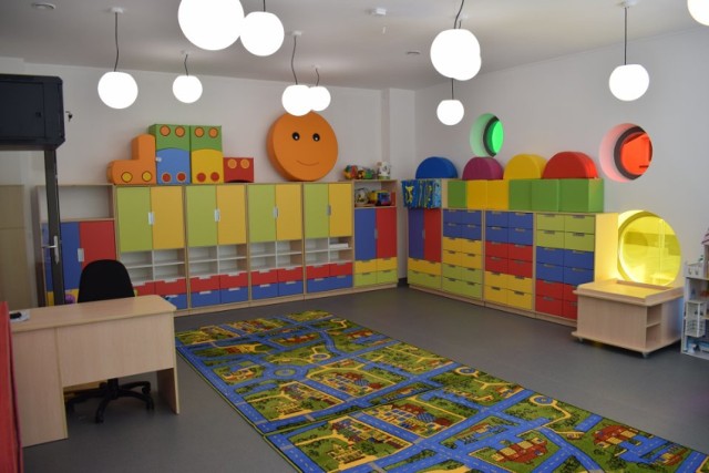 Ciekawie zrobiło się we wnętrzach budynków  przedszkoli. Komfortowe sale, kolorowe wnętrza, proste funkcjonalne wyposażenie i zabawki – z tego już niebawem korzystać będą najmłodsi mieszkańcy gminy Biecz