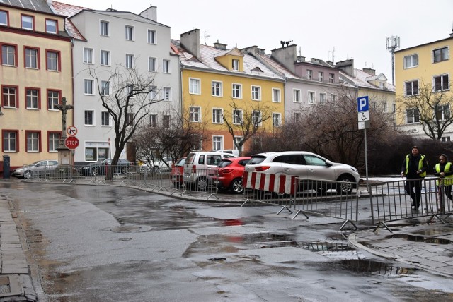 Plac św. Sebastiana w Opolu wygrodzono barierami. To początek remontu