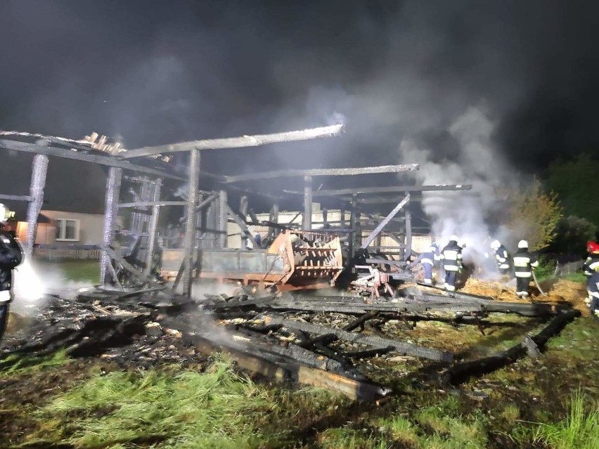 25 strażaków zmagało się z pożarem stodoły oraz garażu w miejscowości Rożek Brzeziński, gmina Krzymów