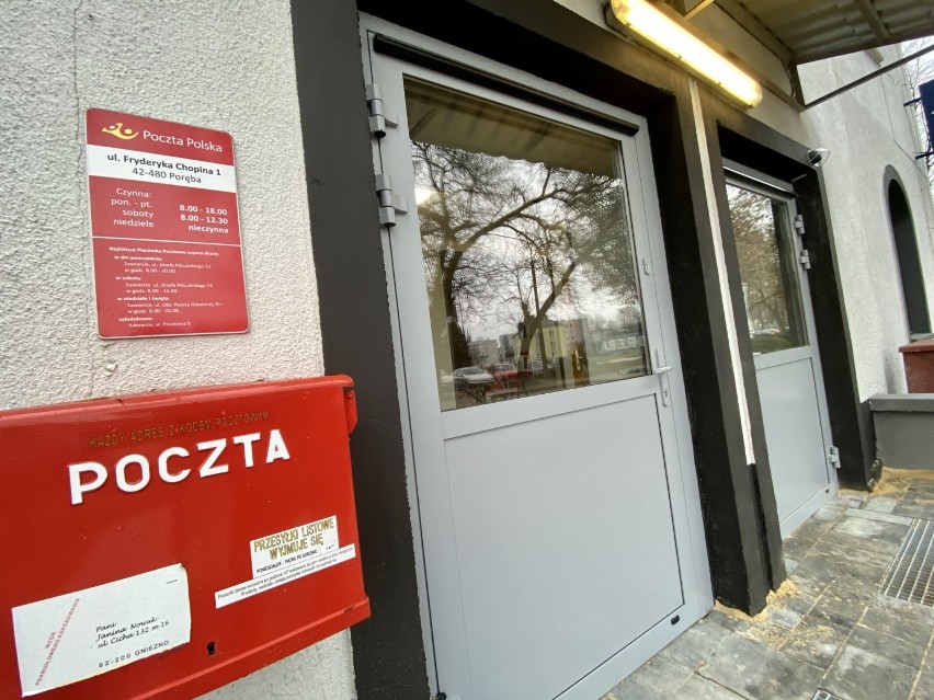 Wejście do budynku Poczty w Porębie zostało wyremontowane.