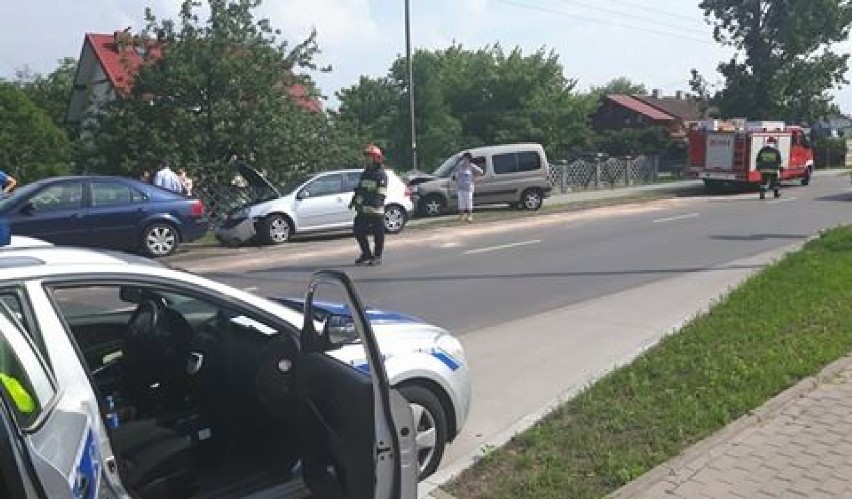 Wypadek na al. Jana Pawła II we Włocławku. Zderzenie trzech samochodów