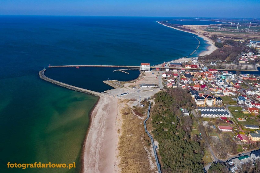 Darłówko w czasie epidemii koronawirusa. Puste plaże i ulice [ZDJĘCIA]