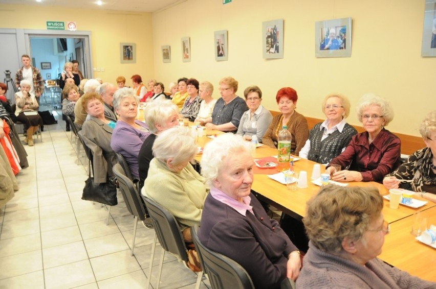 Śrem: Ludwika Własińska spotkała się ze śremskimi seniorami. Apeluje: przygarnijcie psy!