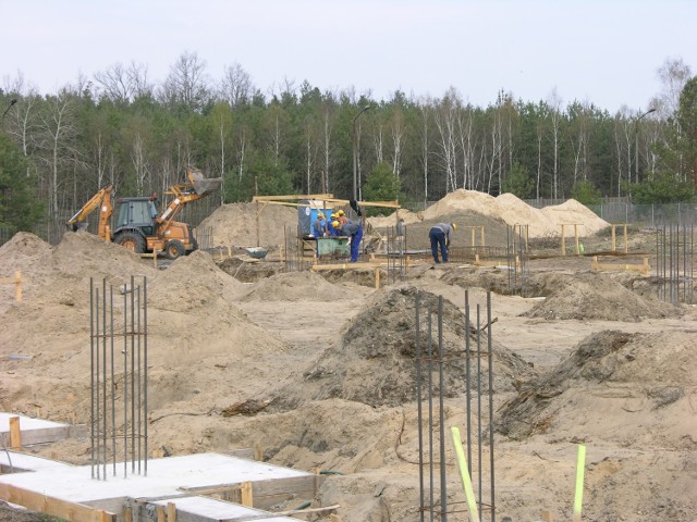 Nowa fabryka w Skierniewicach już w budowie. Miesiąc temu rozpoczęła się w Skierniewicach budowa fabryki styropianu budowlanego, należącej do spółki Thermica z Wólki Kosowskiej. Nowa hala produkcyjna powstanie na terenie skierniewickiej filii Łódzkiej Specjalnej Strefy Ekonomicznej przy ul. Fabrycznej, a więc na gruntach należących niegdyś do zakładu Rawent. Ma być do niej przeniesiona produkcja z Żyrardowa.