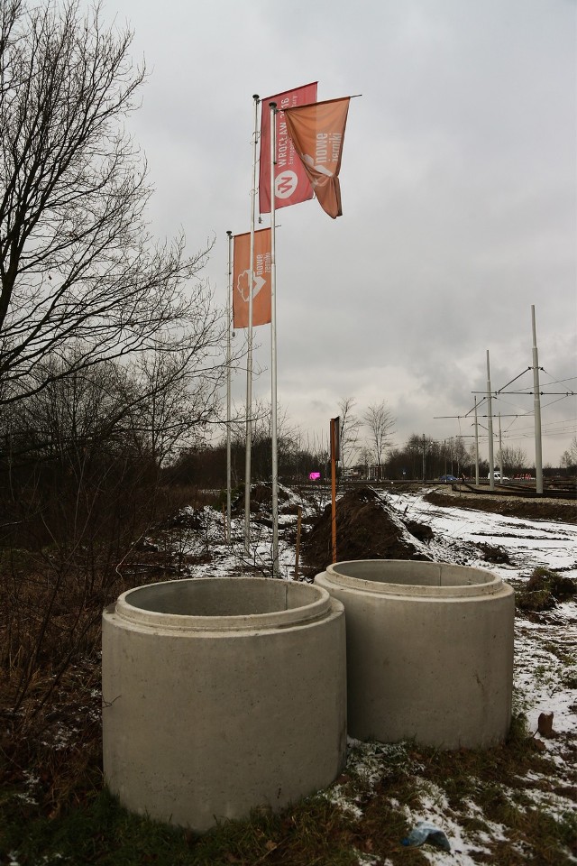 W miejscu, w którym w przyszłości powstanie modelowe osiedle, na razie jest jedynie pole. Czy w rok uda się zbudować tu Nowe Żerniki? Magistrat zapewnia, że będziemy mieli czym się pochwalić