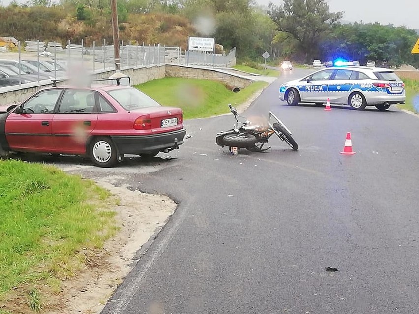 Zderzenie samochodu osobowego z motocyklem. Dwie osoby w szpitalu (ZDJĘCIA)