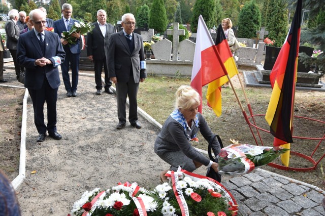 Na żwirowisku w Gorzeniu oraz w Potuliach pod pamiątkowym obeliskiem ku czci niemieckich ofiar i pod pomnikiem przywołującym pamięć pomordowanych w obozie Polaków - złożono kwiaty, zapalono znicze.