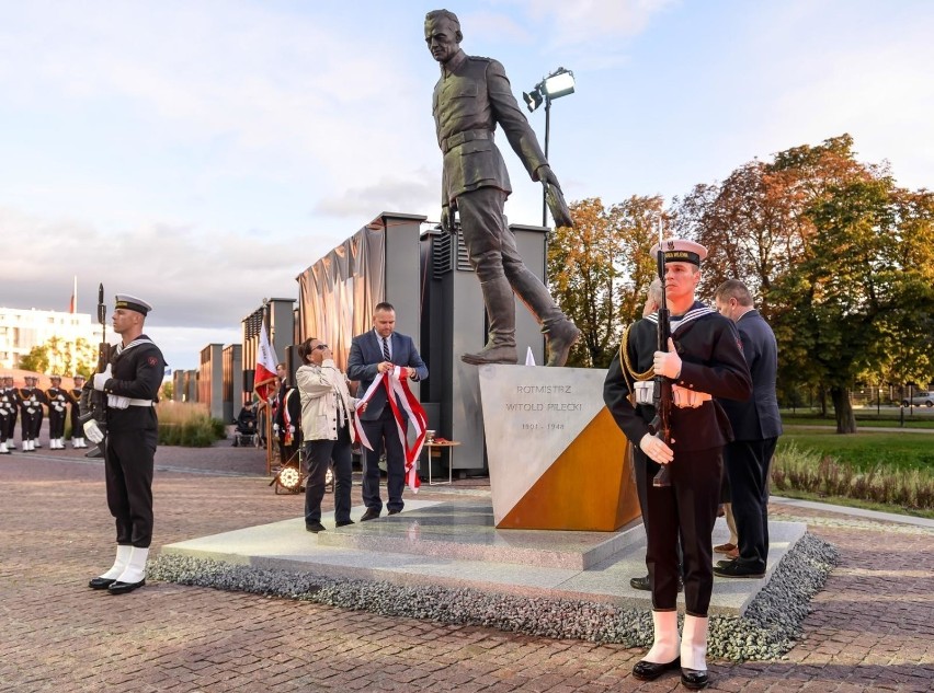 Pomnik rotmistrza Witolda Pileckiego przed Muzeum II Wojny...