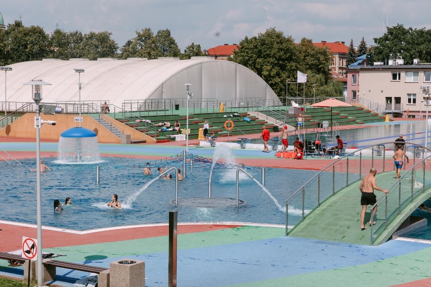 Wakacyjny, słoneczny dzień na basenach Rzeszowskiego Ośrodka Sportu i Rekreacji