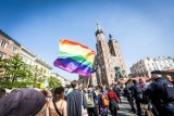 Marsz Równości pod patronatem nowego prezydenta Krakowa. Tęczowa flaga na urzędzie