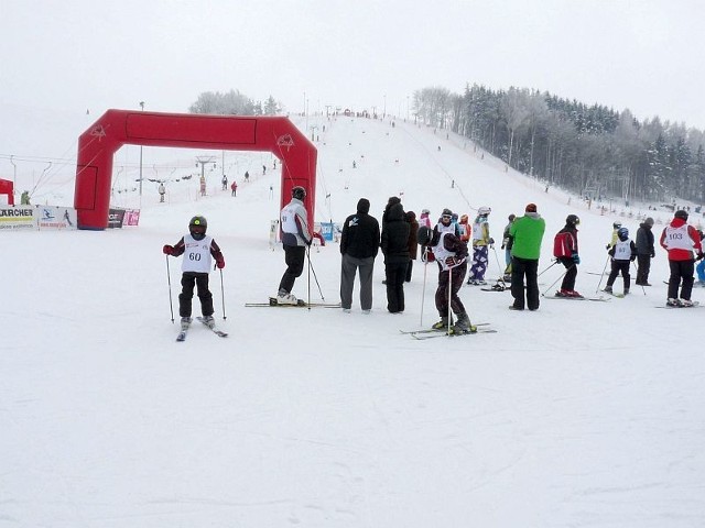W niedzielę, 12 lutego, przeprowadzono eliminacje podlaskie, czyli Amatorskie Mstrzostwa Województwa Podlaskiego w Narciarstwie Zjazdowym i Snowboardzie. Na trasie slalomu gigant ścigało się ponad stu pięćdziesięciu amatorów mocnych wrażeń na śniegu. Natomiast 16 lutego walczono o Family Cup w eliminacjach litewskich. W zawodach tych wzięło udział sześćdziesięciu narciarzy i snowboardzistów.

Na zakończenie obu imprez było podium, puchary i dyplomy dla zwycięzców w poszczególnych kategoriach i, jak zwykle, losowanie cennych nagród wśród wszystkich uczestników.

A już w niedzielę 19 lutego slalom gigant Puchar Starosty Powiatu Suwalskiego.