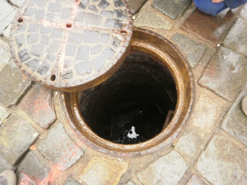 Walka z betonem w rurach kanalizacji pod Starym Rynkiem trwa...