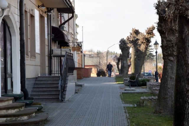 Mieszkańcy stolicy powiatu opatowskiego stosują się raczej do zaleceń służb sanitarnych, w związku z tym ulice Opatowa bardzo się wyludniły. Na witrynach większości sklepów oraz drzwiach urzędów wiszą tabliczki informujące o specjalnych obostrzeniach związanych z epidemią choroby COVID-19. 

>>>Więcej zdjęć na kolejnych slajdach. 