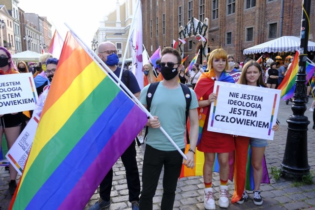 Pod pomnikiem Kopernika już po raz drugi w tym tygodniu odbył się wiec solidarności z zatrzymanymi w Warszawie aktywistami LGBT. W Toruniu protest przebiegał spokojnie. Przybyli na Rynek Staromiejski wysłuchali krótkich przemówień, skandowali hasła przeciwko dyskryminacji i przeszli w pochodzie wokół Ratusza. 

Zobacz też:

Zobacz zdjęcia z pierwszego protestu