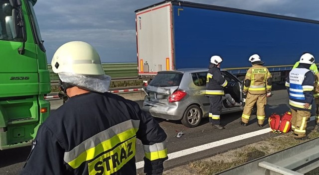 Kierowca ciężarówki staranował trzy inne samochody. Był kompletnie pijany.