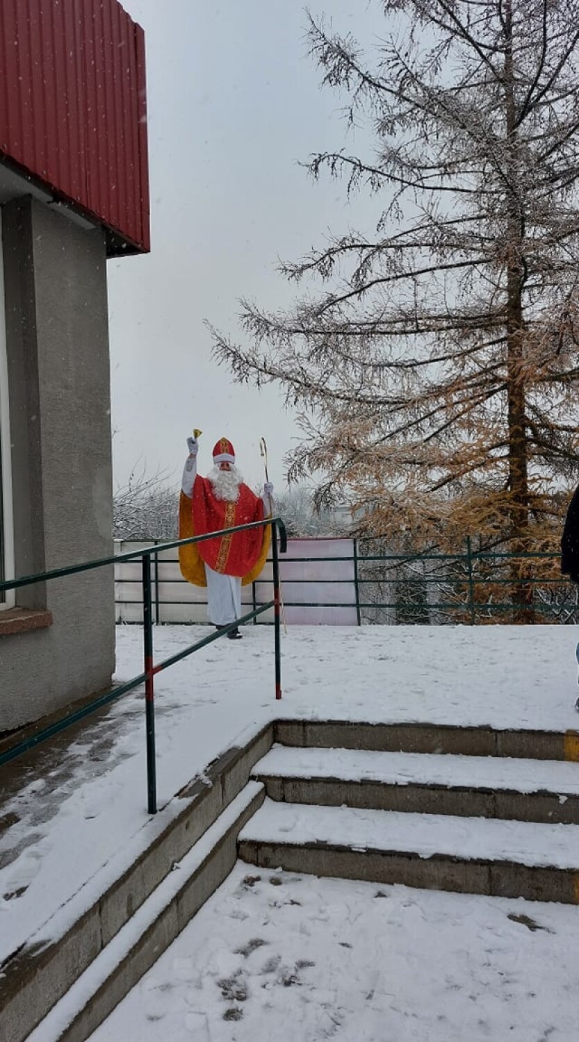 Święty Mikołaj odwiedził dzieci na osiedlu Kazanów w Przemyślu [ZDJĘCIA]