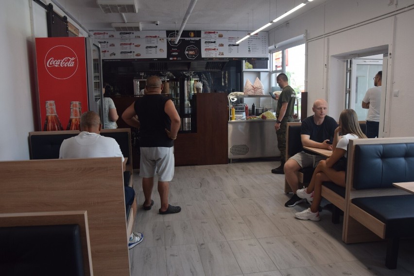 Pierwsi goście na otwarciu Marhaba Kebab przy ulicy Struga...