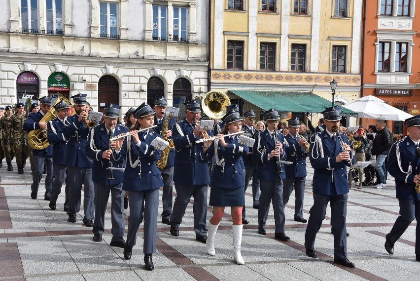 Tarnów. Klasy mundurowe XVI LO ślubowały na Rynku. Zawsze wierni: Bogu, Honorowi i Ojczyźnie [DUŻO ZDJĘĆ]