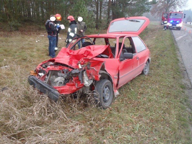 Wypadek w Józefowie. Osobówka zderzyła się z przyczepą rolniczą