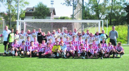 Piłkarze F.C. Gowidlino i Cracovia Kraków po zremisowanym spotkaniu wraz z trenerami. fot. zbiory klubu